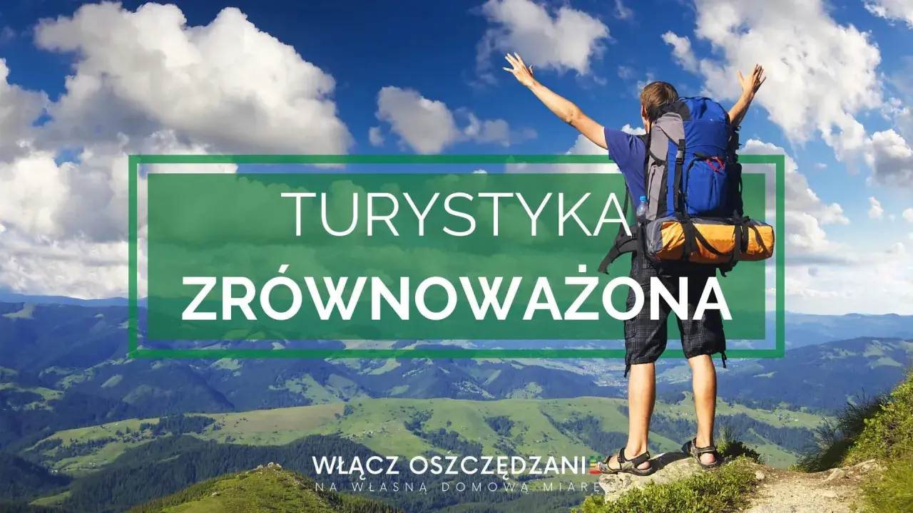 Szczęśliwy turysta z plecakiem na szczycie góry, cieszący się pięknem natury. Promuje to turystykę zrównoważoną.