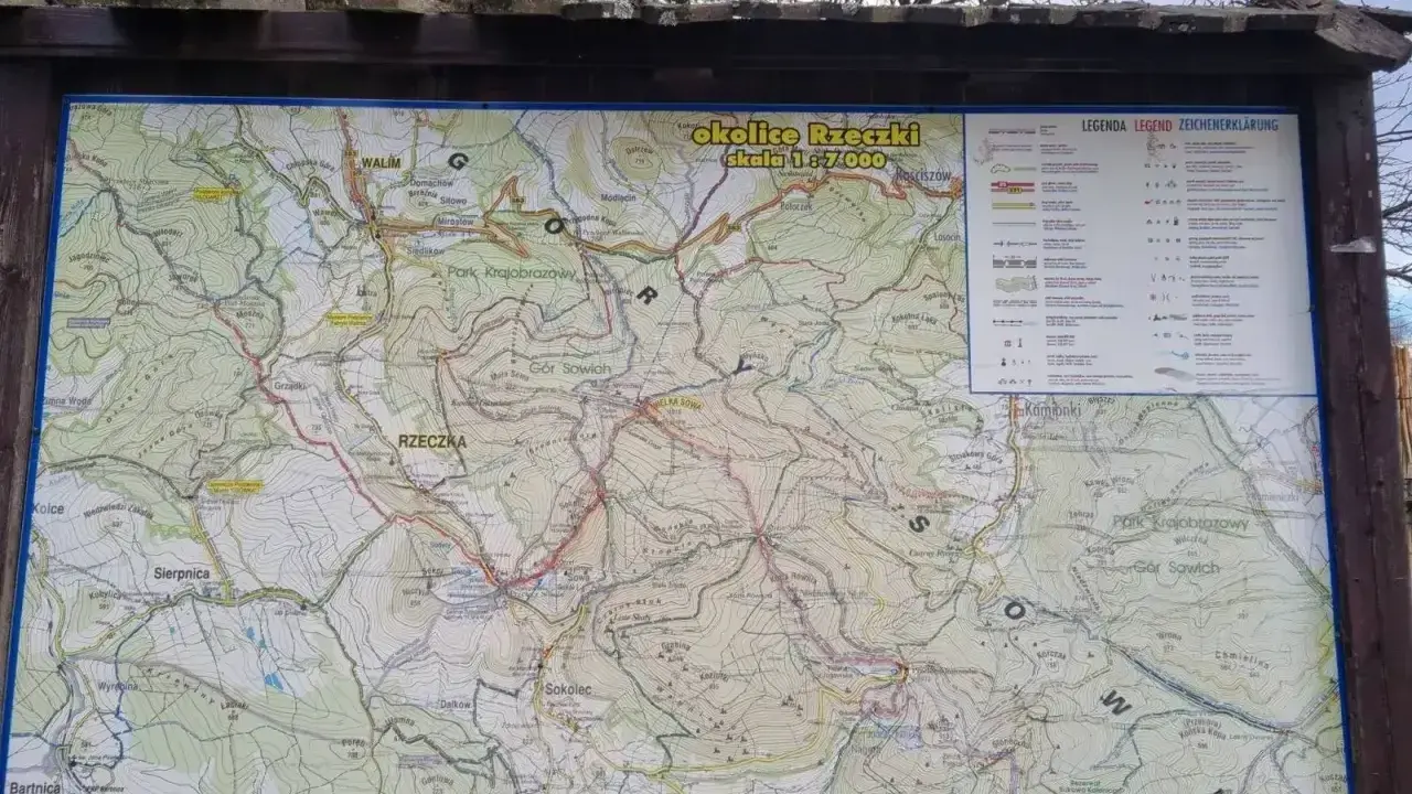 Mapa turystyczna okolic Rzeczki w Górach Sowich. Pokazuje szlaki, miejscowości i ukształtowanie terenu.