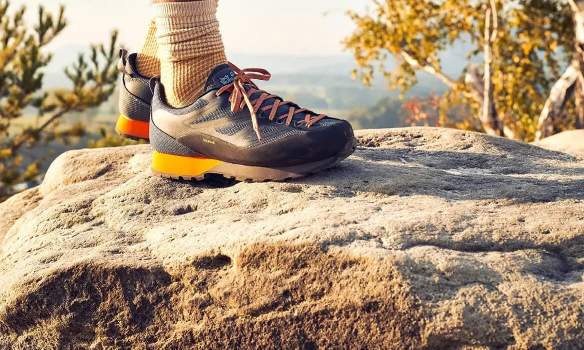 Idealne buty w Bieszczady? Te trekkingowe z pomarańczowymi akcentami zapewnią komfort na kamienistym szlaku.