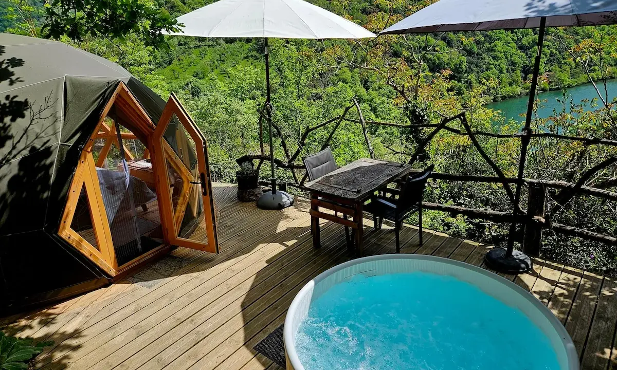 Relaks w domku na drzewie z widokiem na Gorges du Tarn. Jacuzzi, stół i zielone wzgórza.