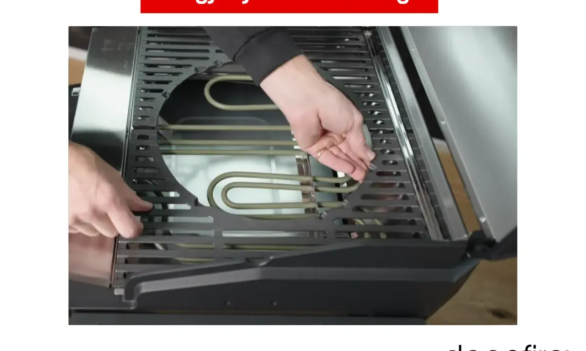 Ręce wyjmują ruszt z grilla elektrycznego, pokazując, jak wyczyścić grill.