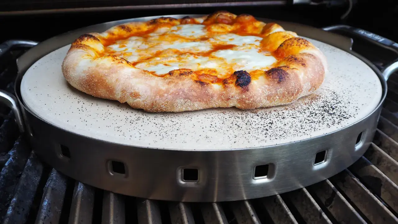 Pyszna pizza z grilla, z rumianym brzegiem i ciągnącym się serem, właśnie trafia na ruszt.