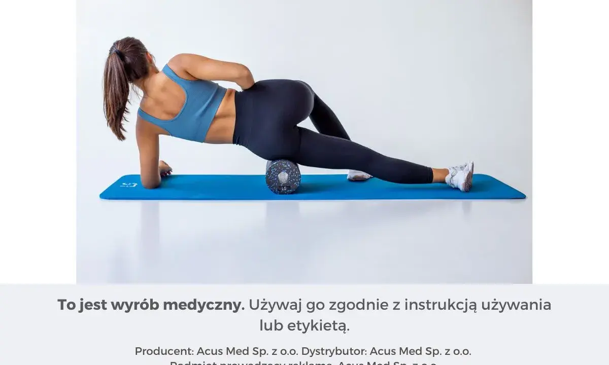 Kobieta wykonuje rolowanie po treningu, masując udo rollerem na niebieskiej macie.