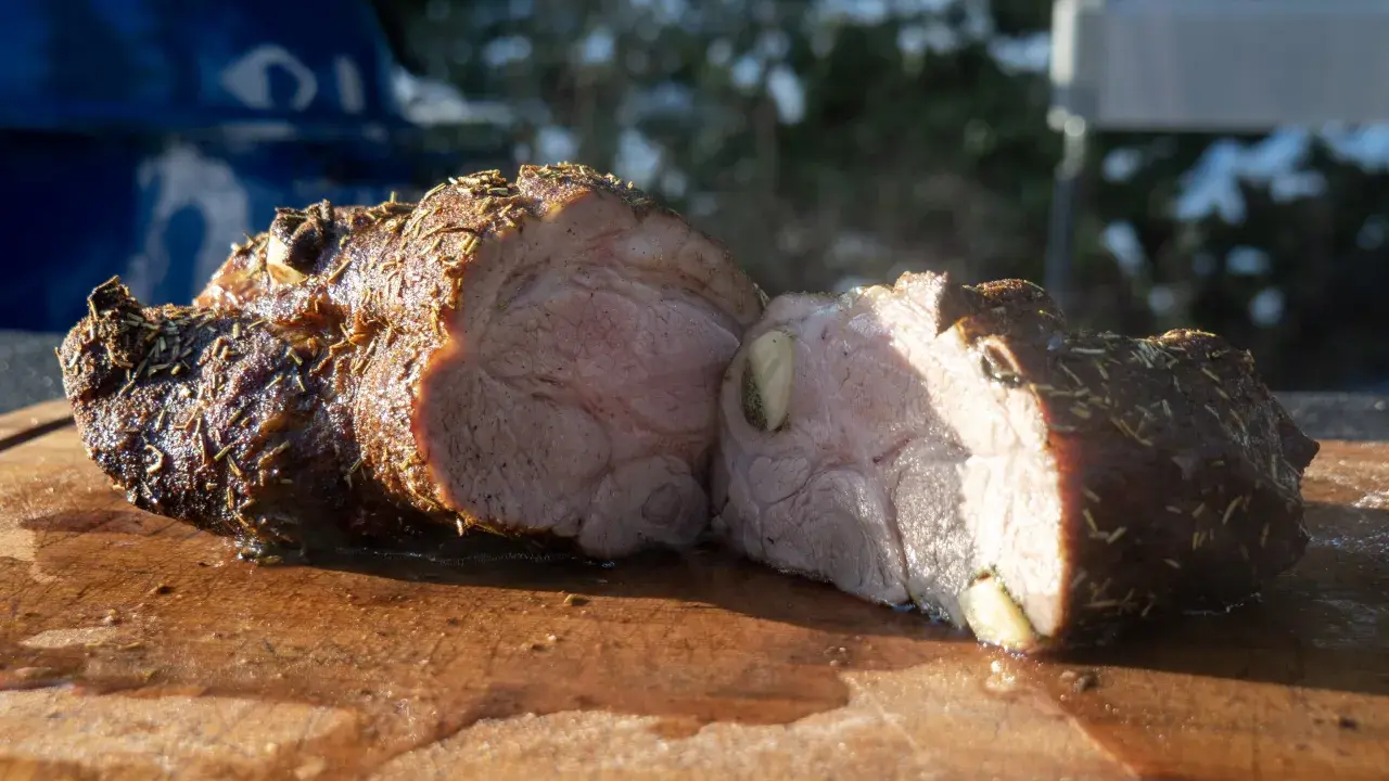 Soczysta karkówka z czosnkiem i ziołami, idealna do grillowania. Dowiedz się, ile grillować karkówkę na grillu elektrycznym, by była perfekcyjna.