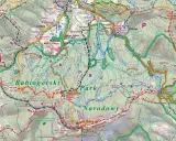 Szlak Beskid Żywiecki na mapie turystycznej. Widoczne szlaki piesze, drogi, potoki i szczyty Babiej Góry.