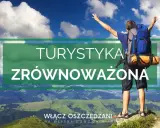 Szczęśliwy turysta z plecakiem na szczycie góry, cieszący się pięknem natury. Promuje to turystykę zrównoważoną.