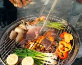 Mięso, pieczarki, szparagi i papryka na grillu. Idealny sposób, jak zrobić grilla metalowego na letnie wieczory.
