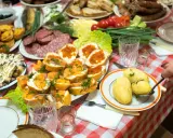 Obficie zastawiony stół z wędlinami, rybami, kawior i ziemniakami to raj dla miłośników turystyki kulinarnej.