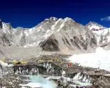 Obóz pod Everestem, z namiotami i lodowcem. Planując wyprawę, warto sprawdzić everest base camp koszty.