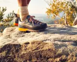 Idealne buty w Bieszczady? Te trekkingowe z pomarańczowymi akcentami zapewnią komfort na kamienistym szlaku.