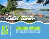 Idealne miejsce, gdzie na majówkę w Polsce? Camping Tumiany na Mazurach, z widokiem na jezioro i rowerki wodne.