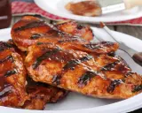 Soczysty kurczak z grilla elektrycznego, polany sosem BBQ. Idealny na letnie popołudnie, a jak długo grillować kurczaka na grillu elektrycznym? To pytanie, na które odpowiedź znajdziesz w przepisach!