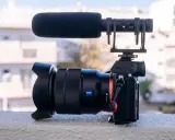 Profesjonalny aparat z obiektywem Zeiss i mikrofonem. Jego matryca aparatu jest gotowa do uchwycenia każdego detalu.