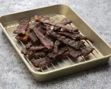 Suszone plastry wołowiny na kratce w blaszce. Idealne do domowego beef jerky przepis.