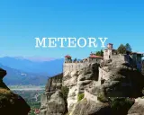 Niesamowite klasztory Meteory w Grecji, wznoszące się na skalnych kolumnach. Widok zapiera dech w piersiach.