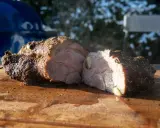 Soczysta karkówka z czosnkiem i ziołami, idealna do grillowania. Dowiedz się, ile grillować karkówkę na grillu elektrycznym, by była perfekcyjna.