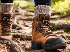 Ciepłe skarpety w góry i solidne buty trekkingowe gotowe na przygodę po leśnym szlaku.