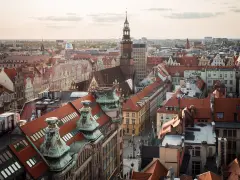 Widok na wrocławski rynek z wieżą ratuszową. Idealny kadr dla każdego, kto szuka inspiracji w **Wrocławiu - przewodnik** po urokliwych uliczkach i zabytkach.