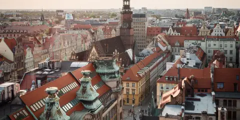 Widok na wrocławski rynek z wieżą ratuszową. Idealny kadr dla każdego, kto szuka inspiracji w **Wrocławiu - przewodnik** po urokliwych uliczkach i zabytkach.