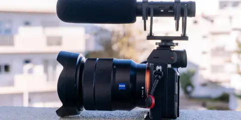 Profesjonalny aparat z obiektywem Zeiss i mikrofonem. Jego matryca aparatu jest gotowa do uchwycenia każdego detalu.