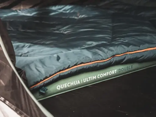 Wygodny materac do namiotu Quechua Ulti Comfort Double zapewni komfortowy sen.