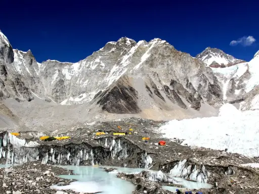 Obóz pod Everestem, z namiotami i lodowcem. Planując wyprawę, warto sprawdzić everest base camp koszty.