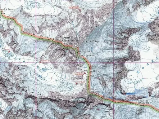 Mapa topograficzna pokazuje, gdzie leży Mount Everest, z zaznaczonymi obozami, przełęczami i szczytami, w tym Lho-La Pass i Khumbu Icefall.