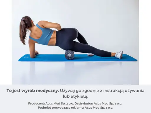 Kobieta wykonuje rolowanie po treningu, masując udo rollerem na niebieskiej macie.