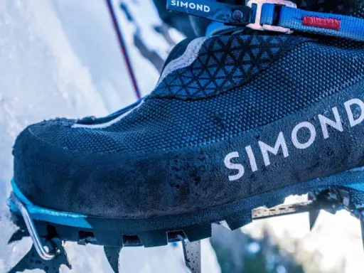 Buty Simond z rakami na lodzie. Zastanawiasz się, jakie raczki wybrać? Te zapewniają pewność na każdej zimowej ścieżce.