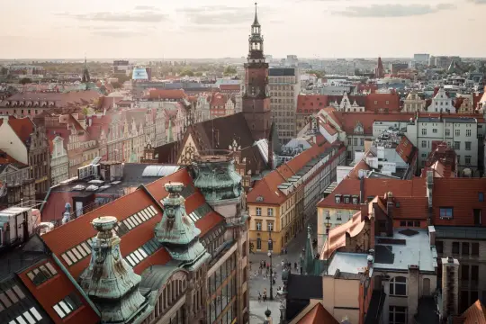 Widok na wrocławski rynek z wieżą ratuszową. Idealny kadr dla każdego, kto szuka inspiracji w **Wrocławiu - przewodnik** po urokliwych uliczkach i zabytkach.