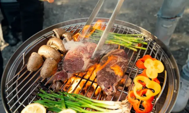 Mięso, pieczarki, szparagi i papryka na grillu. Idealny sposób, jak zrobić grilla metalowego na letnie wieczory.