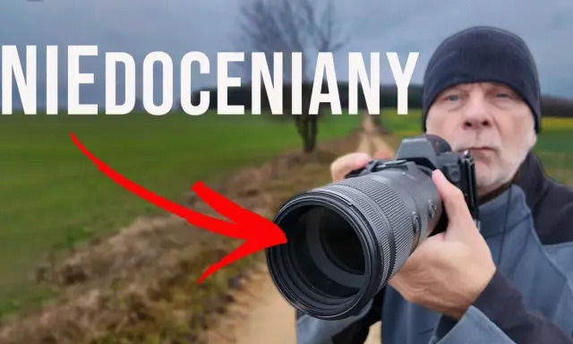 Mężczyzna z teleobiektywem, który pokazuje, co to jest i jak go używać.