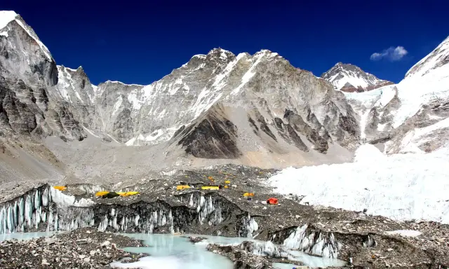 Obóz pod Everestem, z namiotami i lodowcem. Planując wyprawę, warto sprawdzić everest base camp koszty.