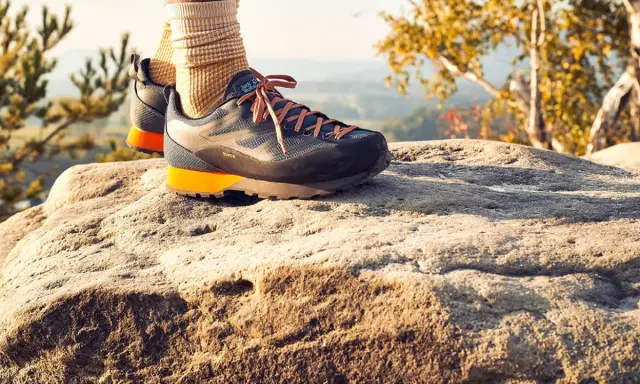 Idealne buty w Bieszczady? Te trekkingowe z pomarańczowymi akcentami zapewnią komfort na kamienistym szlaku.
