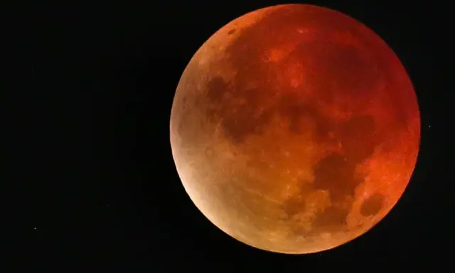 Czerwona poświata na Księżycu. To co to zaćmienie księżyca, gdy Ziemia rzuca cień.