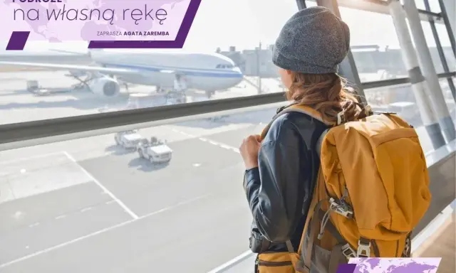 Kobieta z żółtym plecakiem jako bagażem rejestrowanym czeka na lotnisku. Widok na samolot i pas startowy.