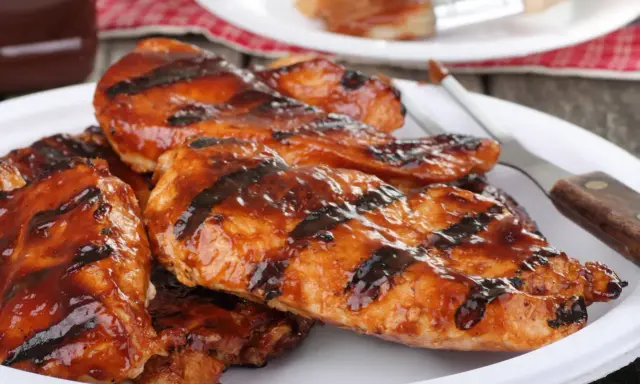 Soczysty kurczak z grilla elektrycznego, polany sosem BBQ. Idealny na letnie popołudnie, a jak długo grillować kurczaka na grillu elektrycznym? To pytanie, na które odpowiedź znajdziesz w przepisach!