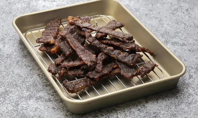 Suszone plastry wołowiny na kratce w blaszce. Idealne do domowego beef jerky przepis.