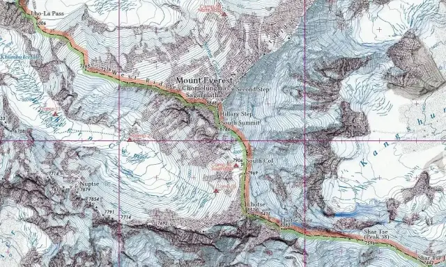 Mapa topograficzna pokazuje, gdzie leży Mount Everest, z zaznaczonymi obozami, przełęczami i szczytami, w tym Lho-La Pass i Khumbu Icefall.