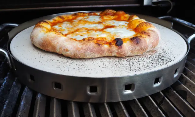 Pyszna pizza z grilla, z rumianym brzegiem i ciągnącym się serem, właśnie trafia na ruszt.
