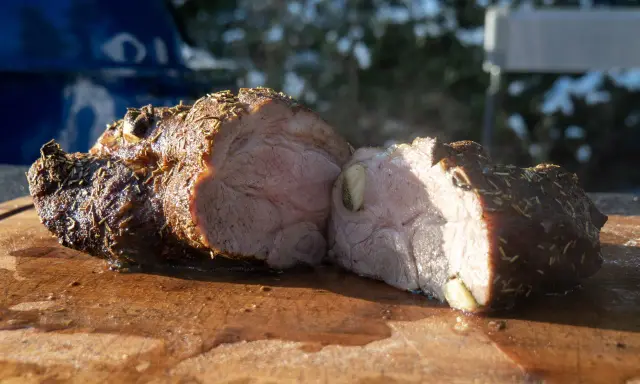 Soczysta karkówka z czosnkiem i ziołami, idealna do grillowania. Dowiedz się, ile grillować karkówkę na grillu elektrycznym, by była perfekcyjna.