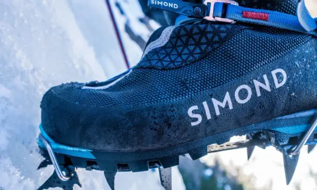 Buty Simond z rakami na lodzie. Zastanawiasz się, jakie raczki wybrać? Te zapewniają pewność na każdej zimowej ścieżce.