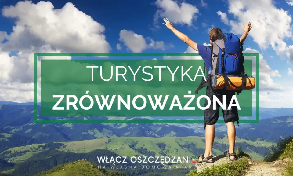 Szczęśliwy turysta z plecakiem na szczycie góry, cieszący się pięknem natury. Promuje to turystykę zrównoważoną.