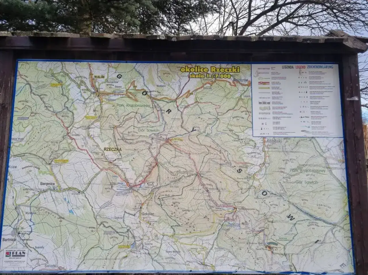 Mapa turystyczna okolic Rzeczki w Górach Sowich. Pokazuje szlaki, miejscowości i ukształtowanie terenu.