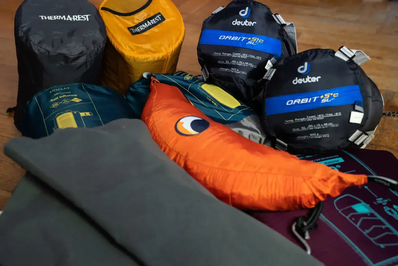 Śpiwory i karimaty gotowe na udany urlop. Wśród nich Deuter Orbit, Thermarest i Forclaz.