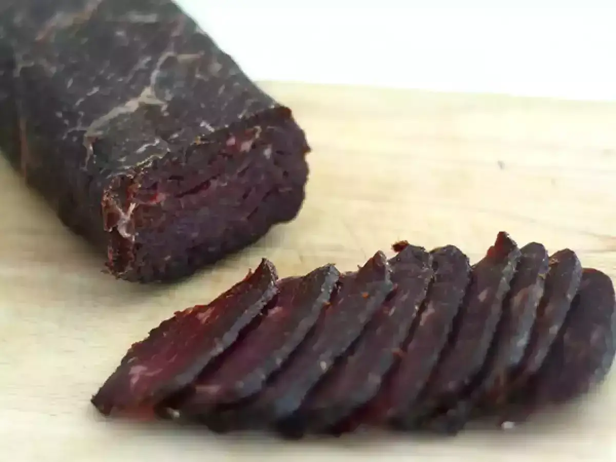 Suszone mięso wołowe, idealne na przekąskę. Poznaj prosty beef jerky przepis i przygotuj je sam!