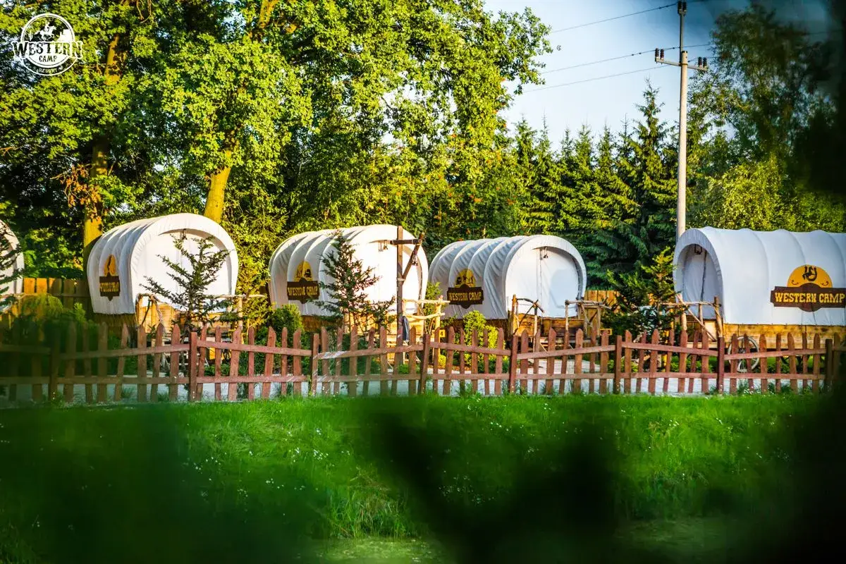 Tani wypad na weekend w Polsce? Oto przyczepy kempingowe w stylu western, idealne na niezapomnianą przygodę.