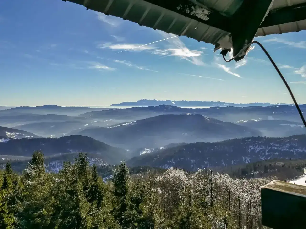Widok z wieży widokowej na Beskid Wyspowy, najwyższy szczyt w oddali majaczy na horyzoncie.