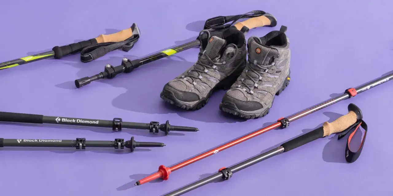Różne kije do nordic walking i buty trekkingowe na fioletowym tle. Wybierz odpowiednie kije do nordic walking na wędrówkę.