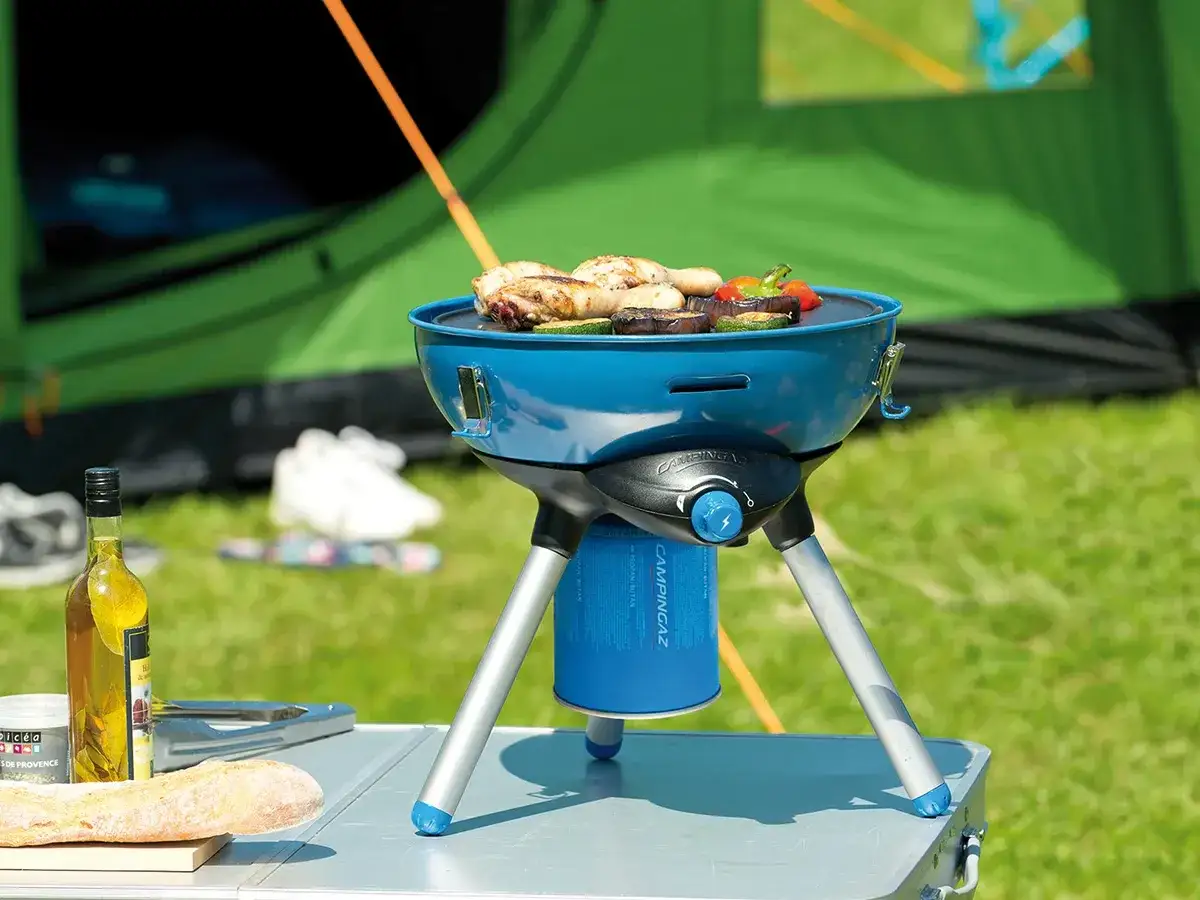 Grill gazowy z kurczakiem i warzywami, podłączony do butli. Zastanawiasz się, na ile starcza butla gazowa do grilla?